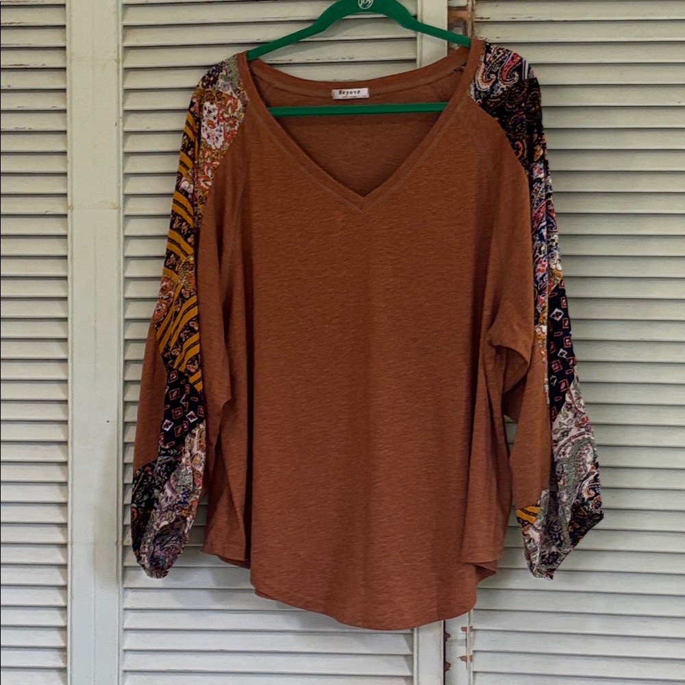 Beyove Brown V-Neck Top with Patterned Sleeves size XXL
